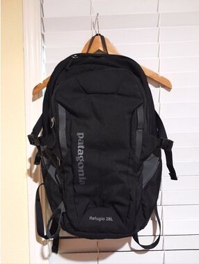 SOLD🟠🟠🟠🟠🟠🟠Patagonia Refugio 28L black gray color unisex